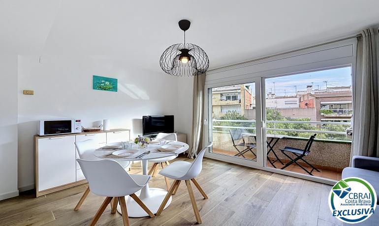 Apartament reformat amb llicència turística a prop de la platja.
