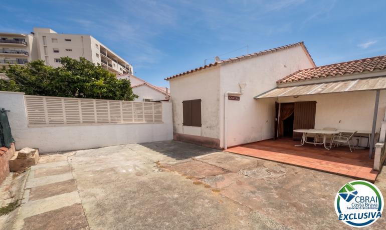 Oportunidad casa para reformar en Roses, zona tranquila.