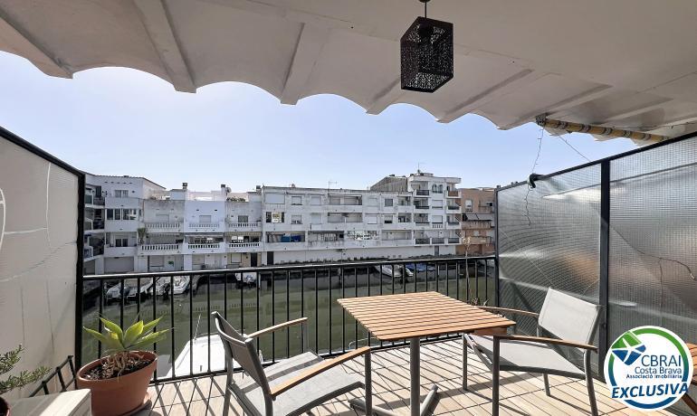 Apartamento con vistas al canal, terraza y parking en Empuriabrava