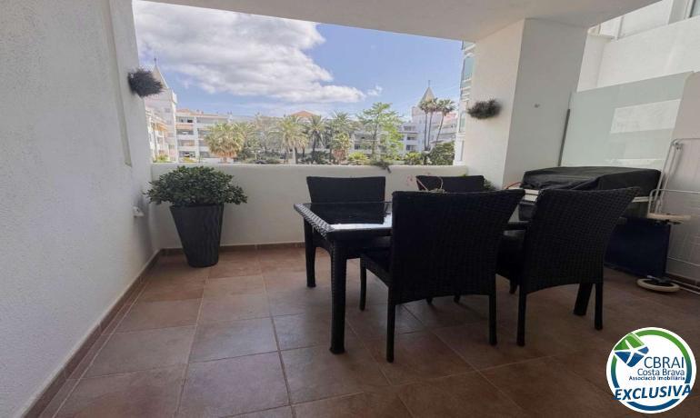 Gran oportunidad en Santa Margarita: apartamento con jardín y piscina.