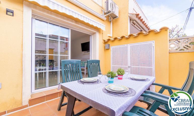 PUIGMAL Acogedora casa con garaje, terraza soleada y licencia turística.