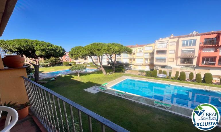 Apartamento de 2 dormitorios con piscinas, jardines y licencia turística a 100 metros de la playa