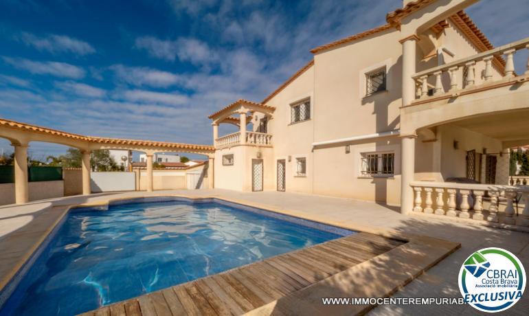 Preciosa casa de lujo con amarre de 30 metros.