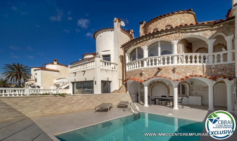 Bonita casa de pescador con amarre y piscina.