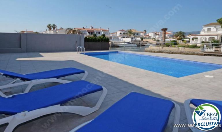 Casa reformada con 4 dormitorios y amarre de 13 metros en Empuriabrava