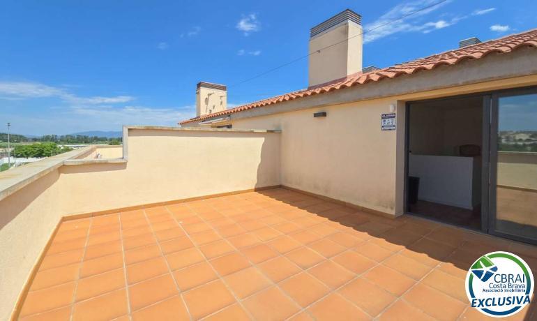 Ático dúplex con terraza panorámica en Figueres