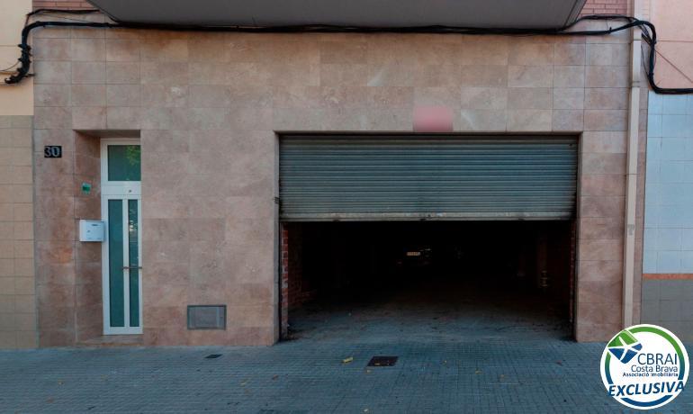 Gran local comercial al centre de Roses.