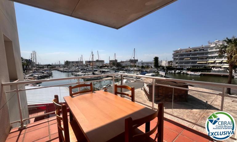 PORT CANIGÓ II Elegante apartamento de 1 dormitorio con terraza y vistas al canal.