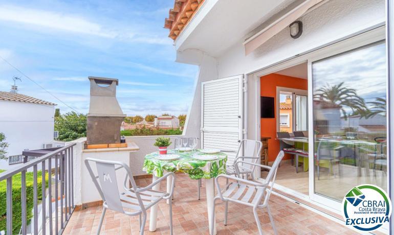 Appartement avec terrasse et parking extérieur idéalement situé, à 150 m de la plage et bénéficiant d’une licence touristique.