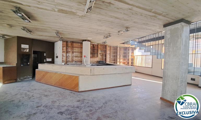 Gran local comercial cerca de la Rambla de Figueres.