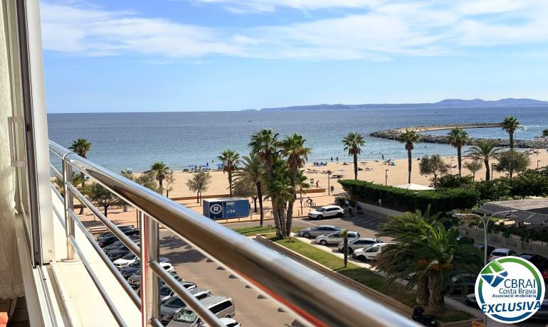 Primera línea, vistas espectaculares al mar, reformado.