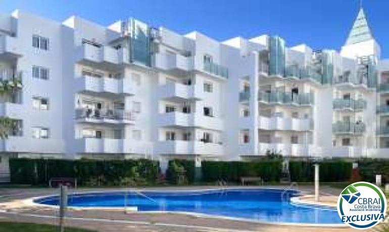 Ático de 1 dormitorio con sótano y plaza de parking privada en venta en Roses