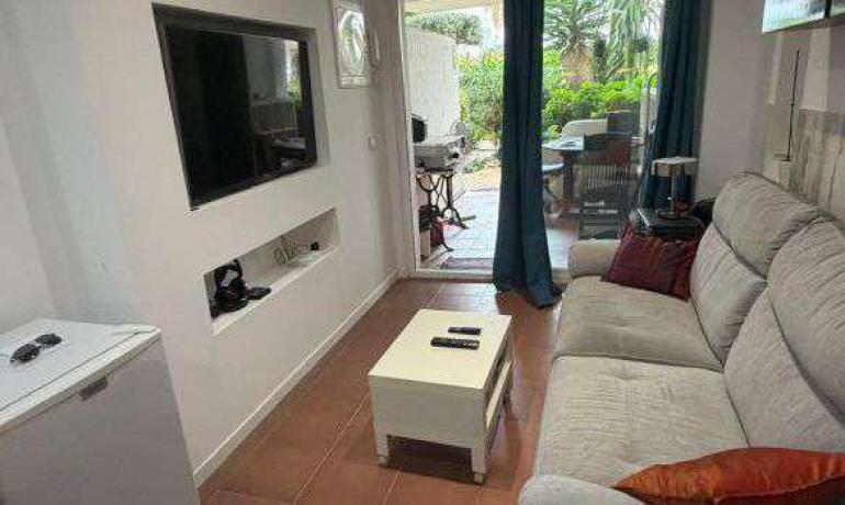 Planta baja de 2 habitaciones con terraza en complejo con piscina