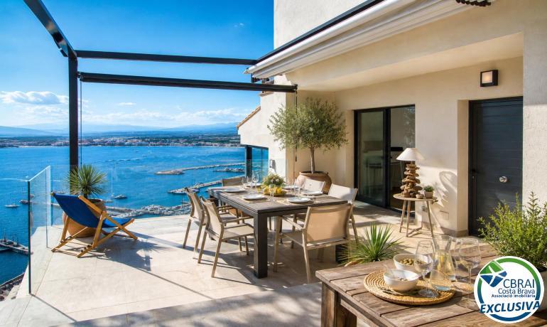 Élégante villa méditerranéenne avec jacuzzi, garage et vues spectaculaires à Roses