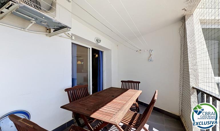 Apartament reformat amb vista al mar a primera línia de platja a Empuriabrava.