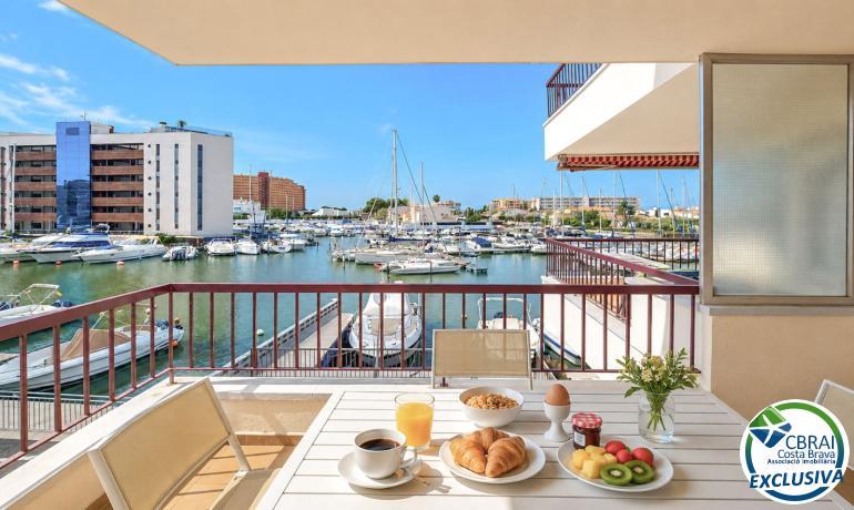 Apartamento cerca del mar con terraza, vistas al canal y parking.