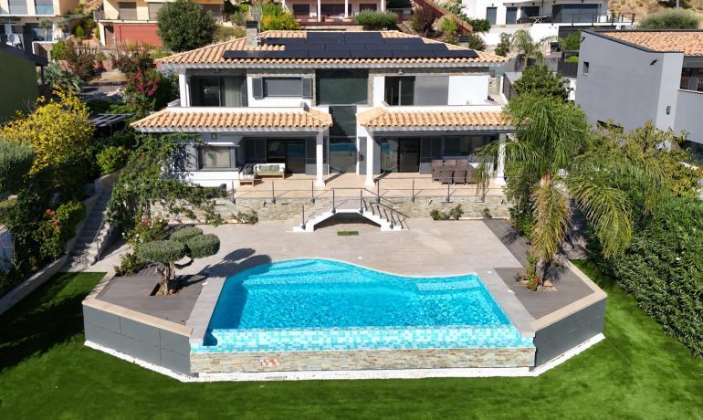 Villa design avec piscine et vue spectaculaire sur la Baie des Roses Palau-Saverdera