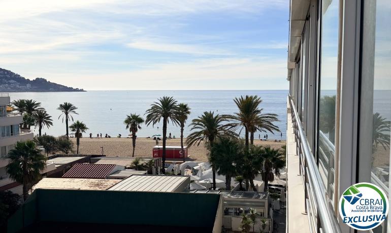 Primera línea, vista al mar, parking, piscinas y jardines sobre la playa.