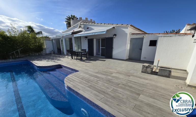 Belle maison de plain-pied avec piscine et amarrage de 12 m à Empuriabrava