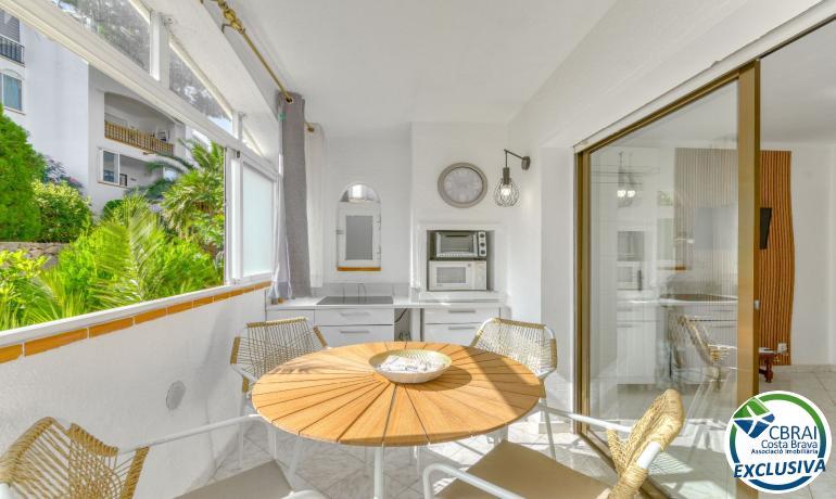 Bonito apartamento con parking y piscina comunitaria.