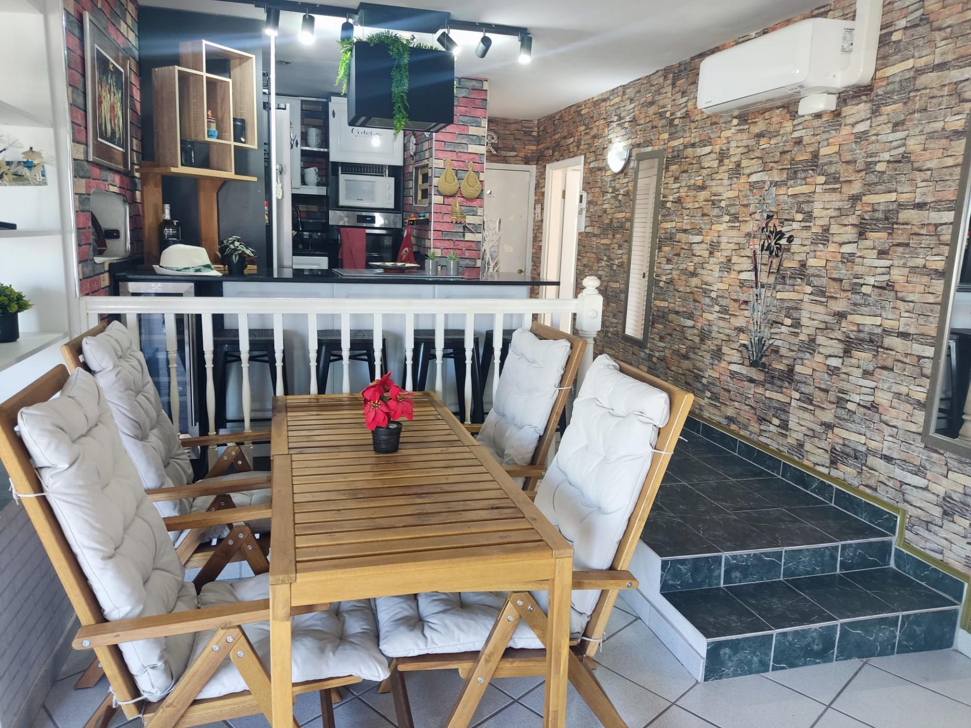 Espectacular apartamento con dos amarres para veleros en Sta. Margarita – Roses.