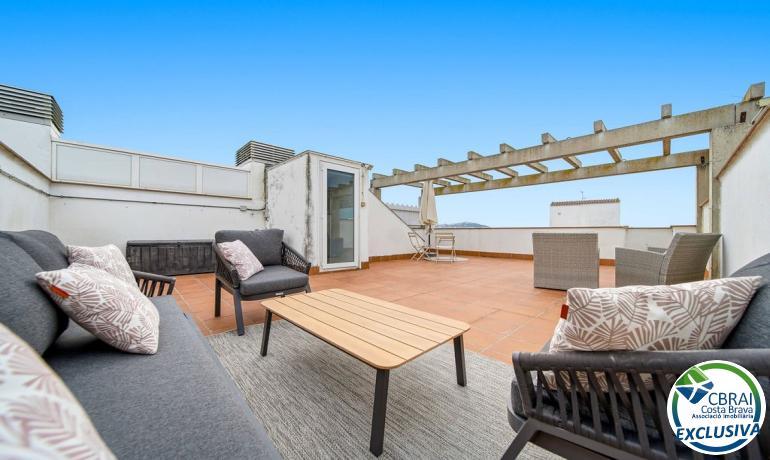 Ático de 61 m2, con 60 m2 de terraza-solarium, LICENCIA TURISTICA.