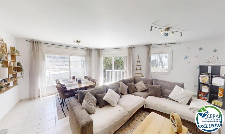 Bonito apartamento de 3 habitaciones con amarre comunitario.