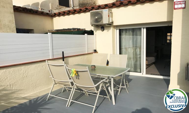 Apartamento reformado con amplia terraza, parking y cera de la playa.